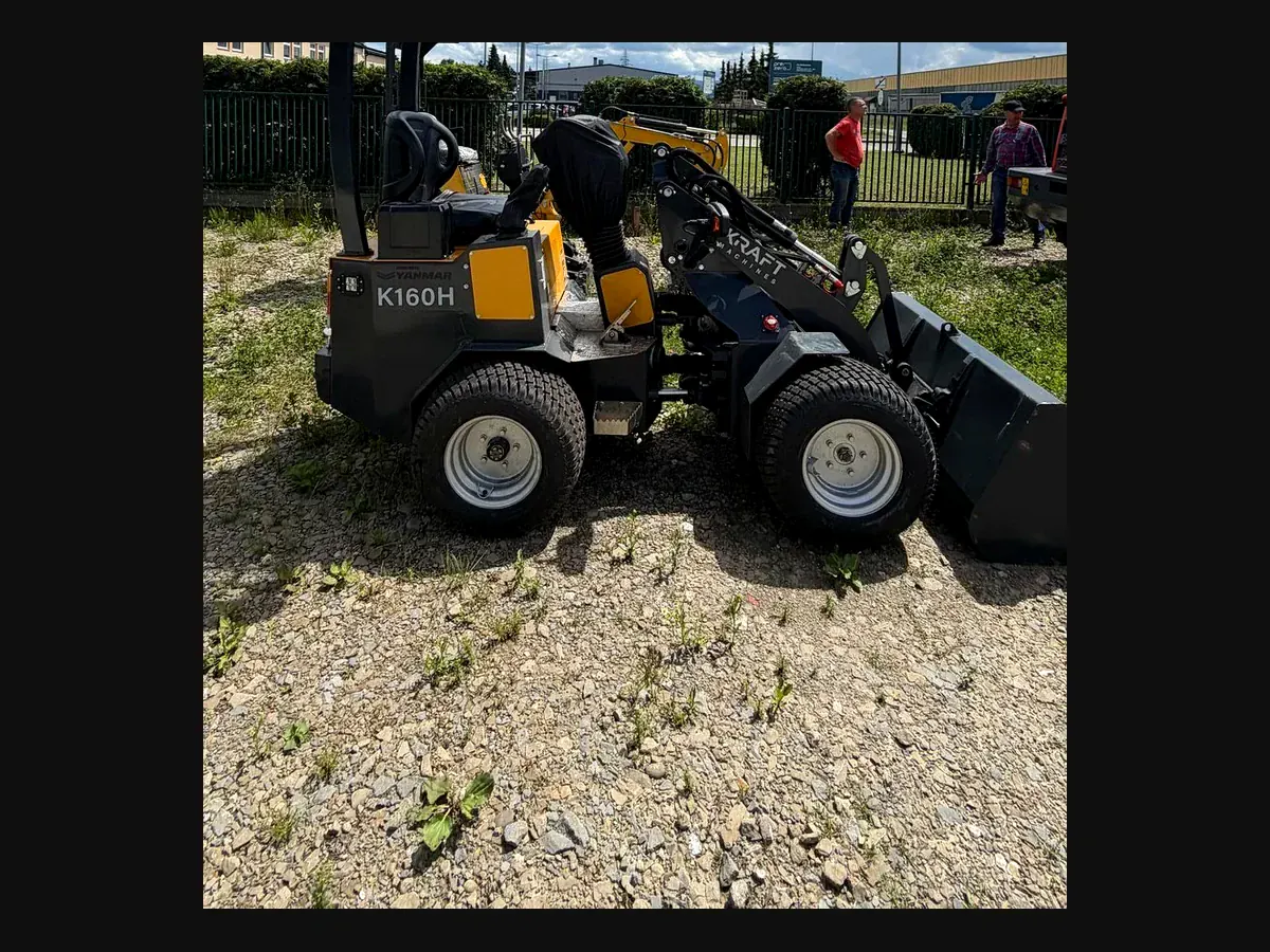 Miniładowarka Kraft K160H — widok boczny
